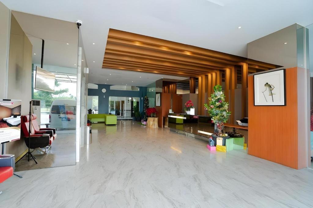 The Crew Hotel Kualanamu International Airport Medan Kültér fotó